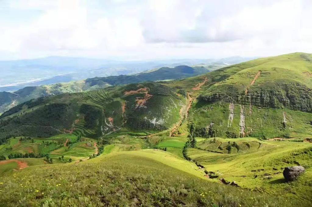 花石头山,寻甸县最高峰,海拔3294米,因山体形似一条巨龙横卧在寻甸县