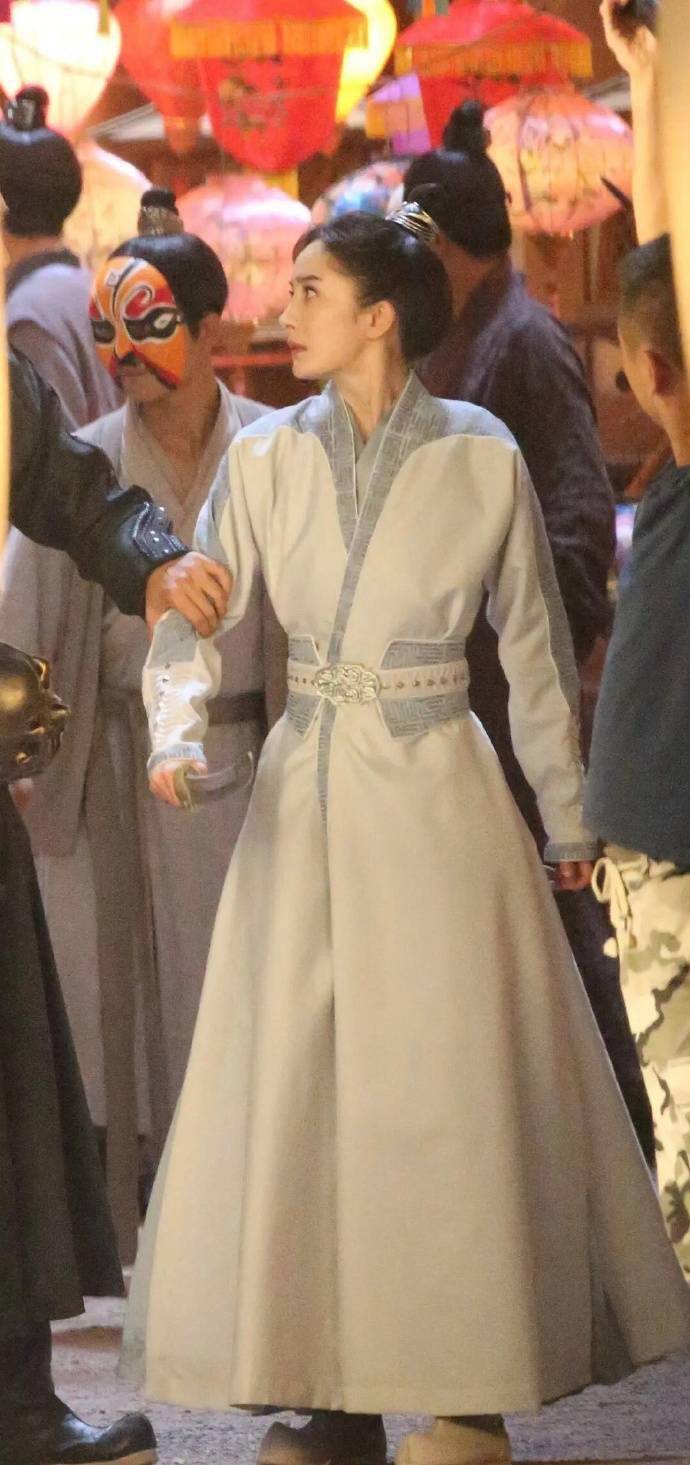 杨幂斛珠夫人路透生图能打男装俊俏眼神犀利