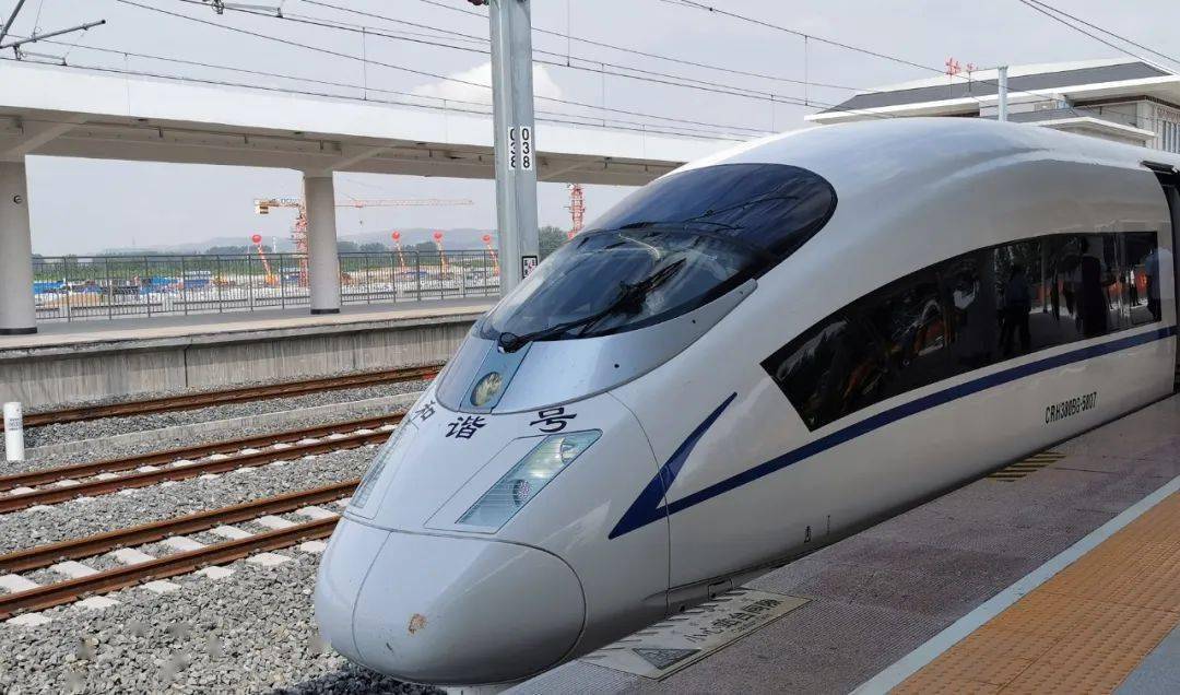 科技满满主播带你体验赤喀高铁