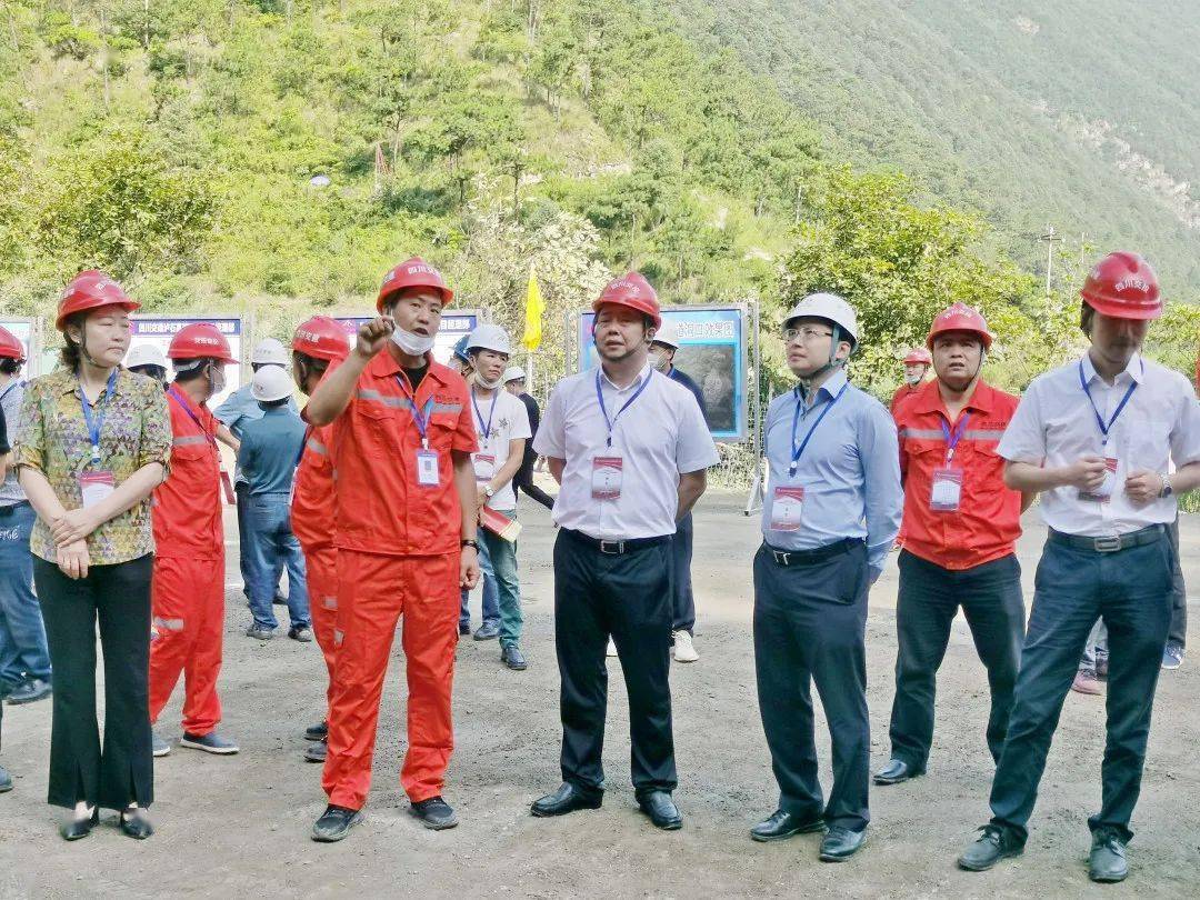 泸石高速公路石棉段先期开工点现场督导工作会在我县召开
