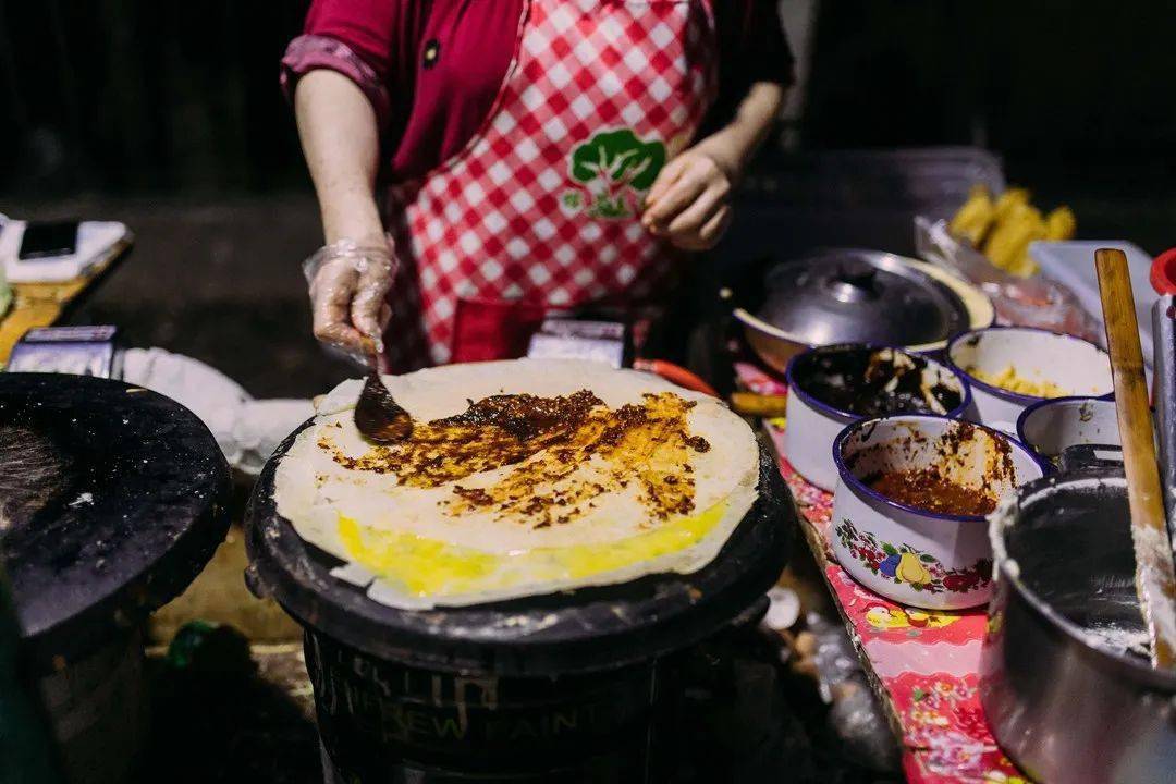 老福大旁18年的无名小铺一位山东阿姨的煎饼传说