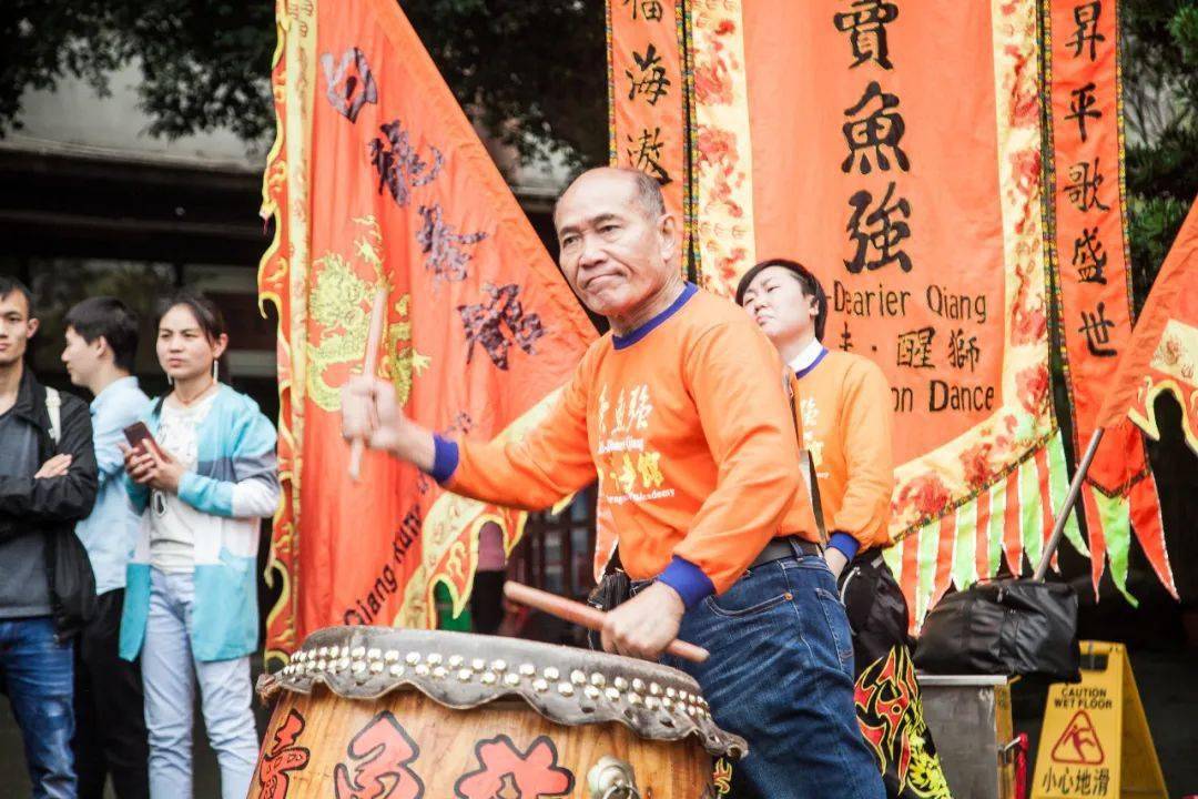 佛山有一位活着的传奇,他就是白龙拳馆永远创始人卖鱼强,原名罗荣强