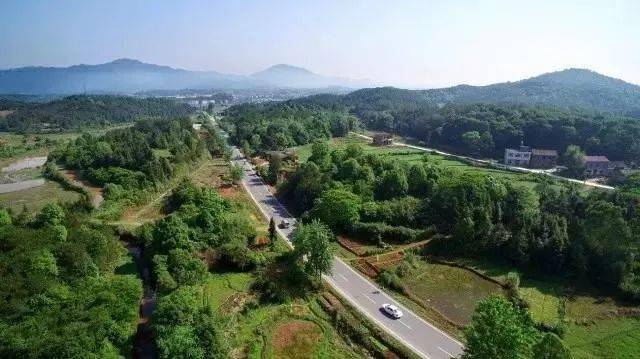 "吴焕昌是江西宜春高安市黄沙岗镇黄沙村村民,他家的房子建在公路旁