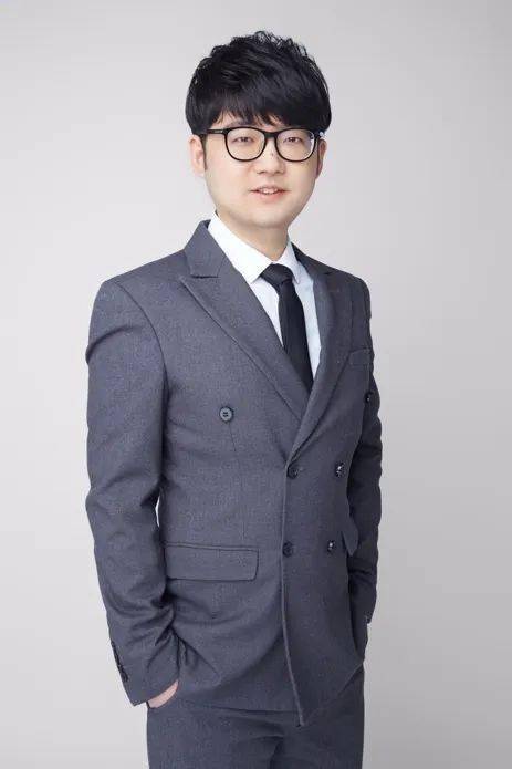 图为王圣瑞老师形象照