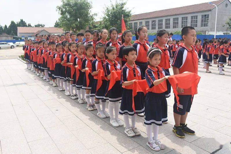 红领巾心向党争做新时代好队员临朐县朐阳学校举行新生入队仪式