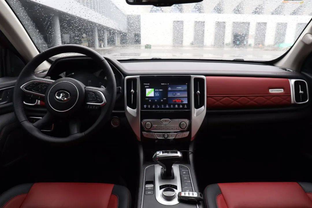 炮越野版虽然沿用了乘用版的内饰设计,但也算得上是国产皮卡中最豪华