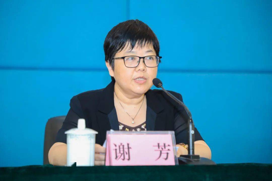 在发布会现场,市教育局副局长谢芳,市市场监管局四级调研员杨春晖,市