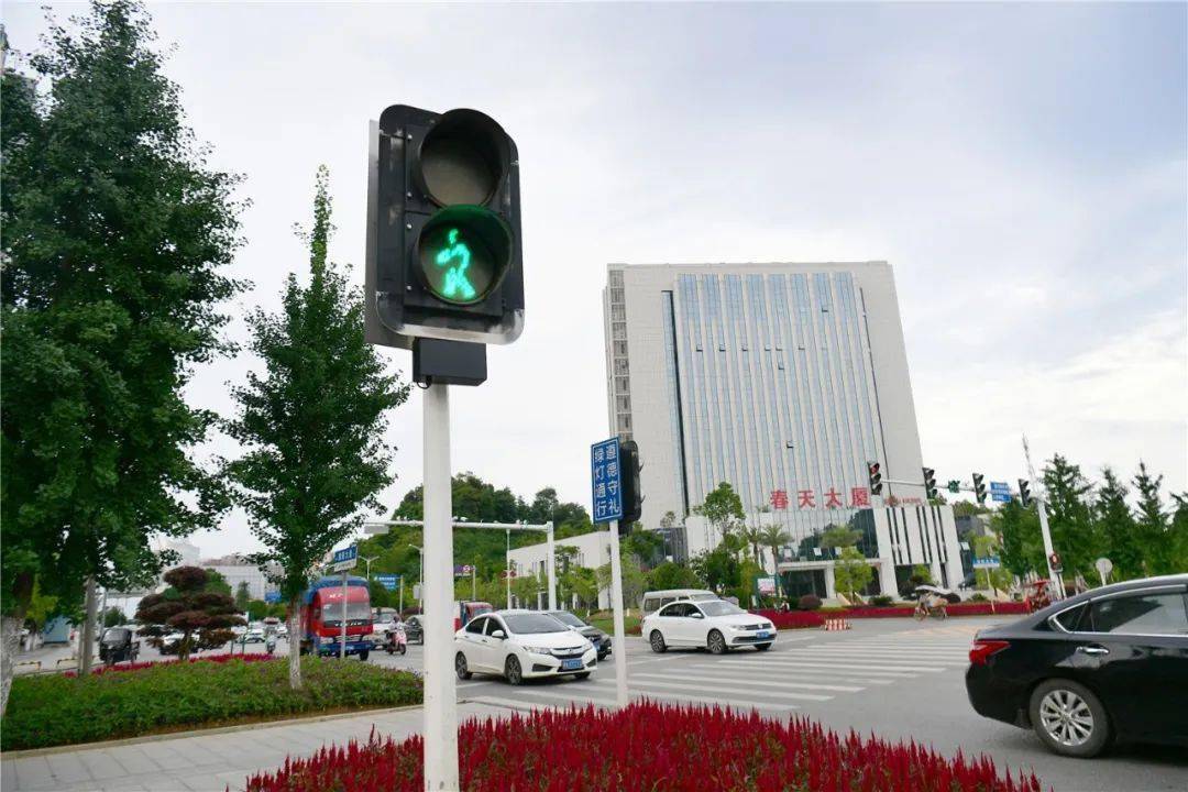 在浏阳圭斋路与劳动路交叉路口 等待过马路的市民发现 从人行道信号