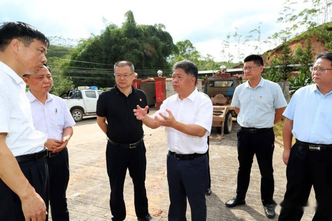 吴晖到水寨镇高车村,中洞村调研.