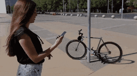 轮胎配有特殊的防盗螺母,同样只有用钥匙才能卸下.