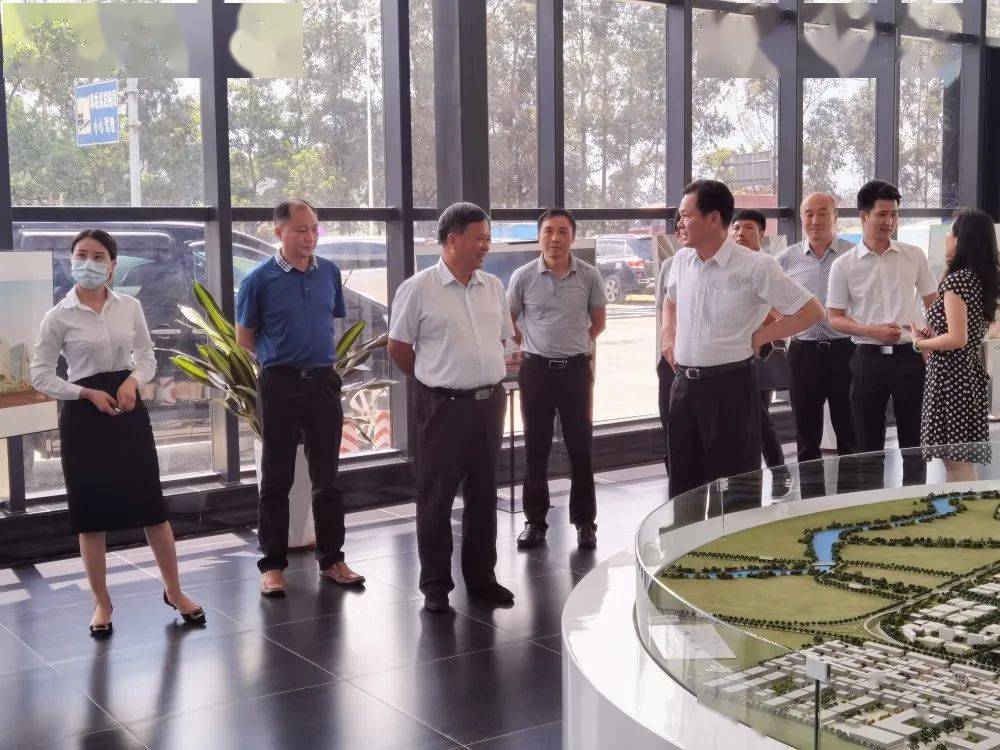 炎炎夏日,这位领导外出招商热情依然高涨_洽谈