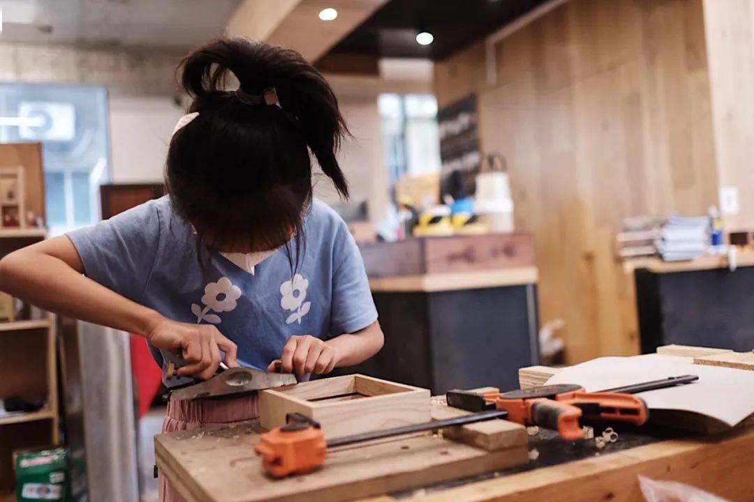 这是个属于暑期集训儿童基础木工系统班的夏天