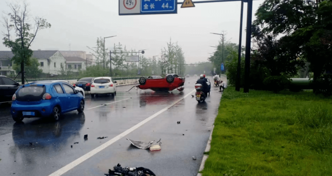 今天两起车祸现场惨烈,发动机双双撞飞!没完没了的雨要下到什么时候?