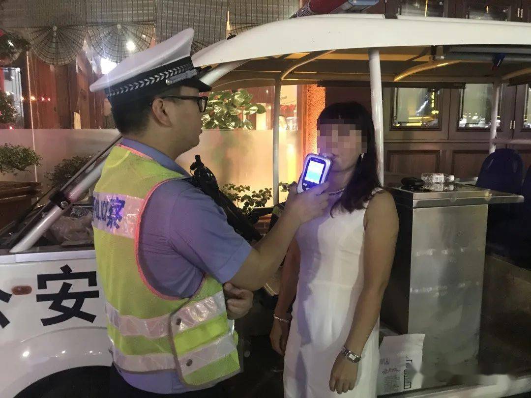 河池一女子酒驾被查后拒绝配合,结果挨了.