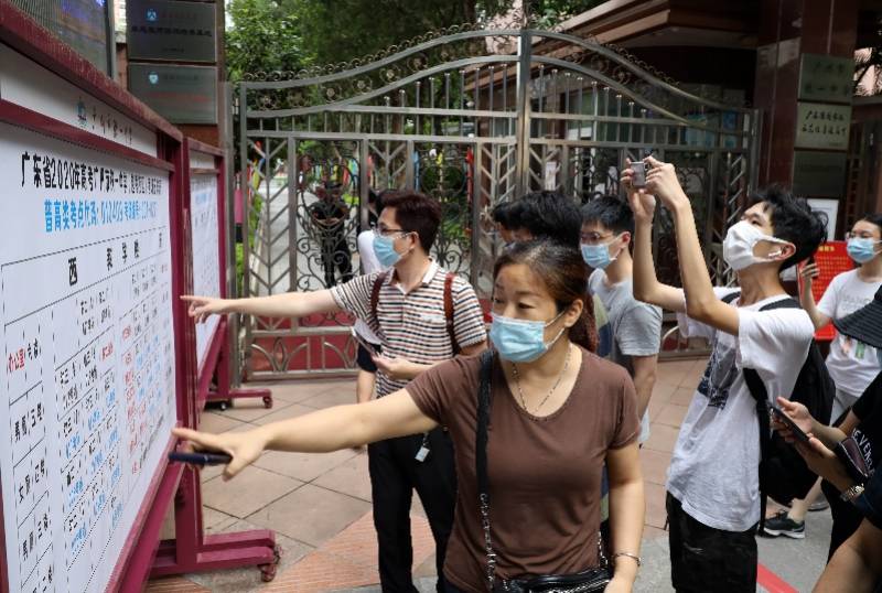 高考踩点!考生看考场家长找车位,提早抵达考场让孩子在车上复习