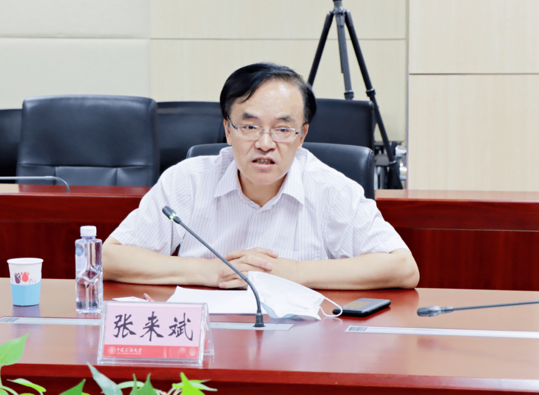 中国石油大学副校长李根生和华为北京政企业务总经理张东亚分别代表