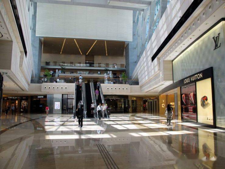 最后,九龙站隐藏于圆方购物中心建筑内,通过各层的平行交通体系,实现