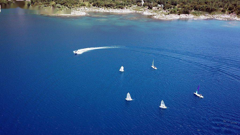 航拍土耳其湛蓝火山湖 船只划出优美弧线_帆船