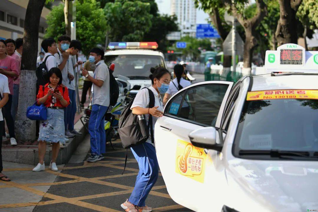 一大早汕头学子奔赴考场摄影师拍下他们进入考场前的那一刻