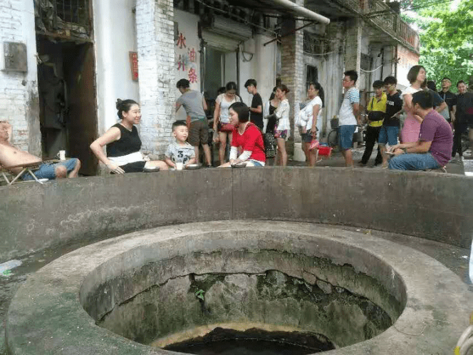 老井油条早餐店, 真名叫"水井头油条",它的标志性称谓来源于门前有一