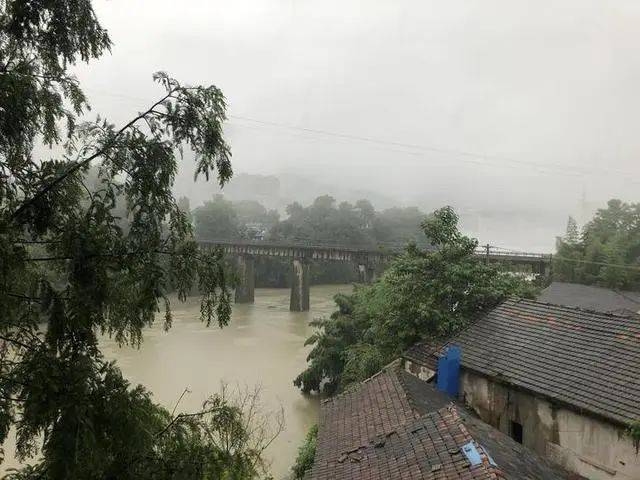 新安江水庫洩洪!巨大水流奔湧而出,震撼如颱風天