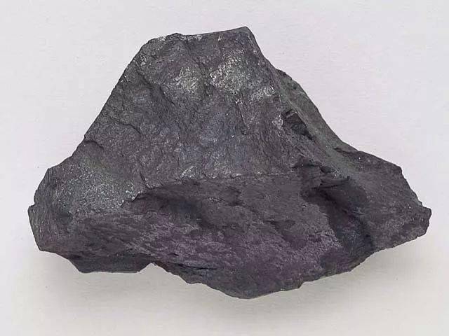 石墨添加得越多,笔芯越软,颜色越黑;而黏土添加得越多,笔芯则越硬