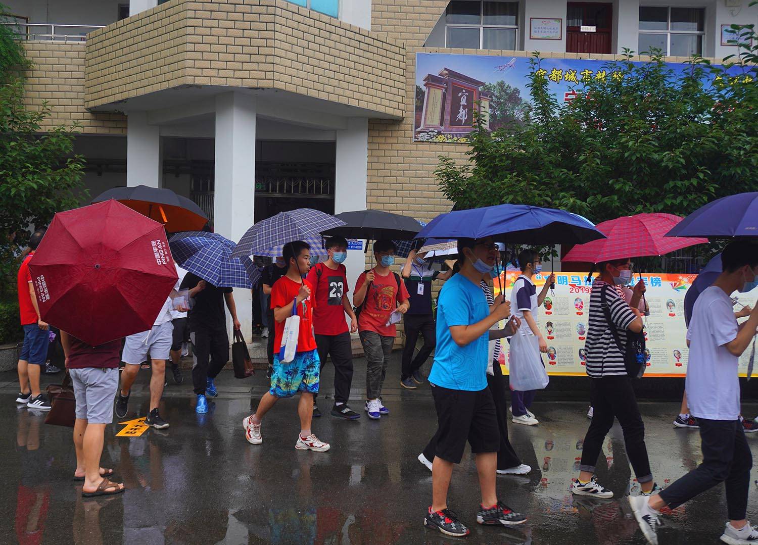 在湖北省宜都一中考點外,宜都市公安局陸城派出所民警向記者介紹,為了