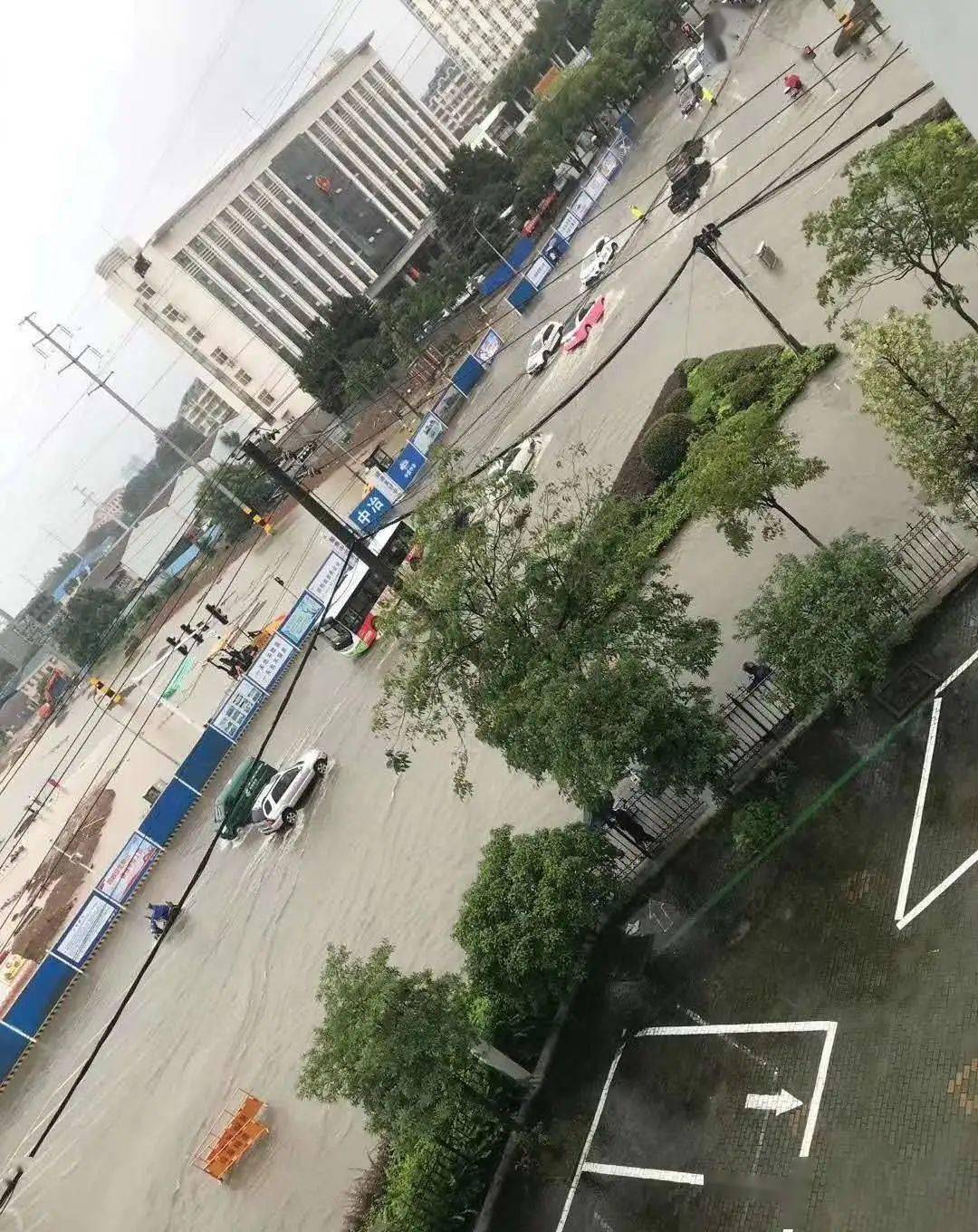 直击现场鄂州遭暴雨袭击开启看海模式全城多处渍水