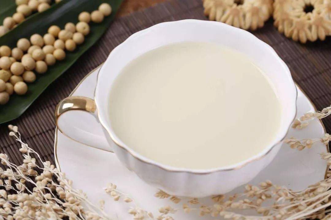 豆浆含有丰富的植物蛋白,磷脂,维生素,铁,钙等矿物质.