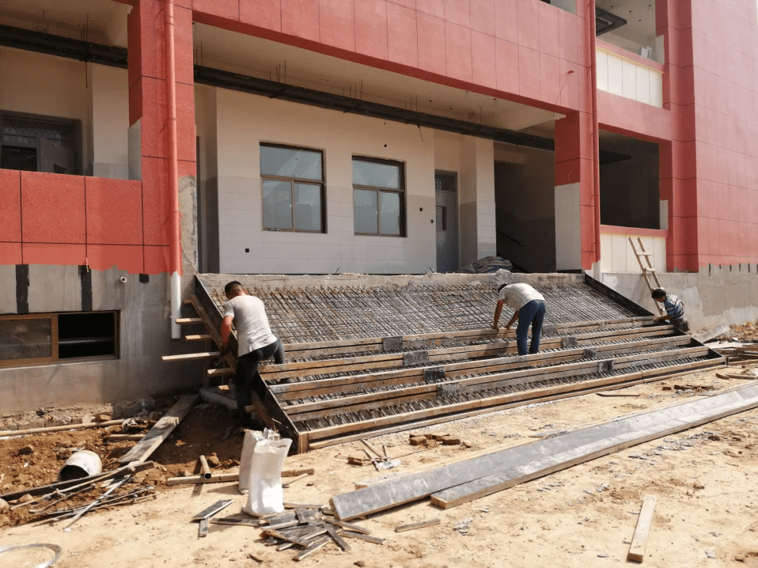 教学楼前台阶施工中