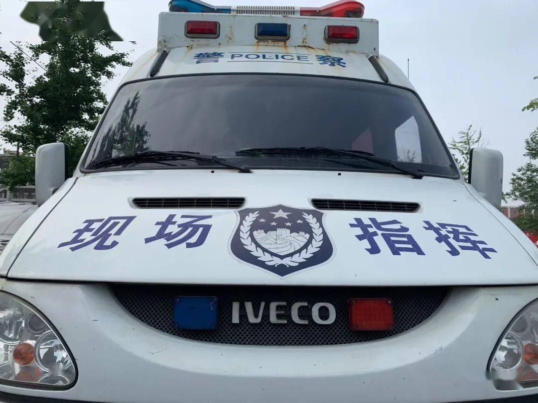 海城市公安局交通管理大队在大队长的总体部署下,出动警力105人,警车