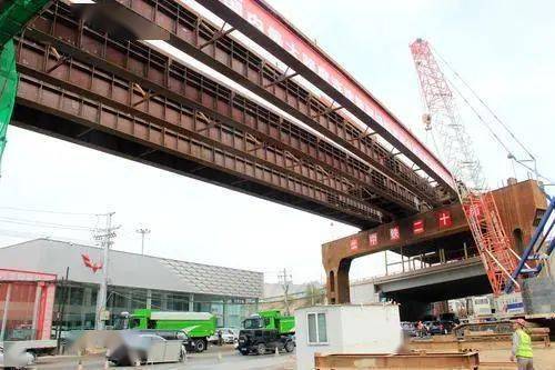 我国最大跨度连续管翼缘钢混组合桥在兰州架设完工