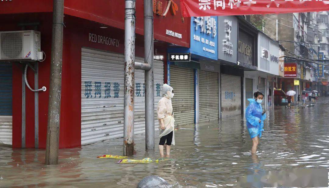 持續大雨,城區排水系統難負重荷.