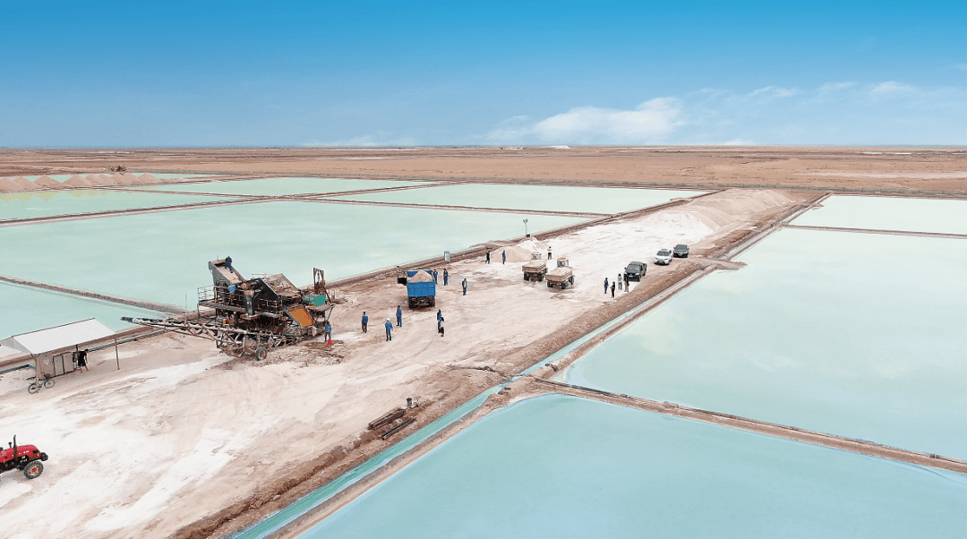 航拍吉兰泰盐湖   盐湖打卡 感受自然与工业的魅力