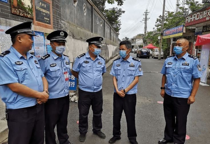 普定县人民政府副县长,公安局党委书记,局长李开祥到各高考考点检查