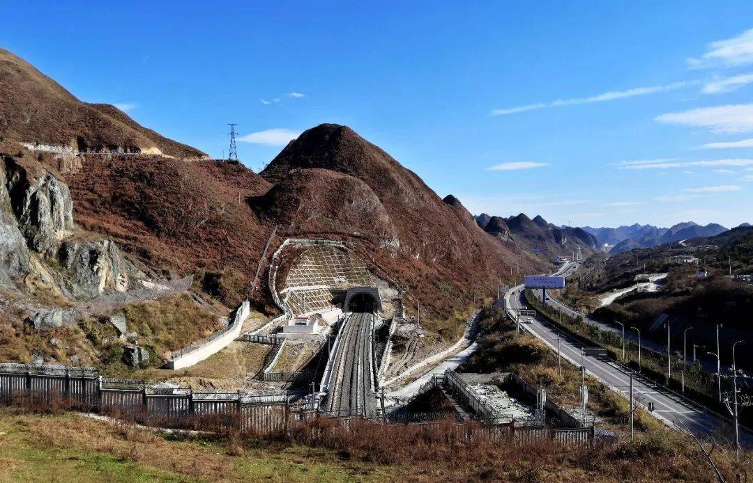 今天安顺至六盘水铁路正式开通运营