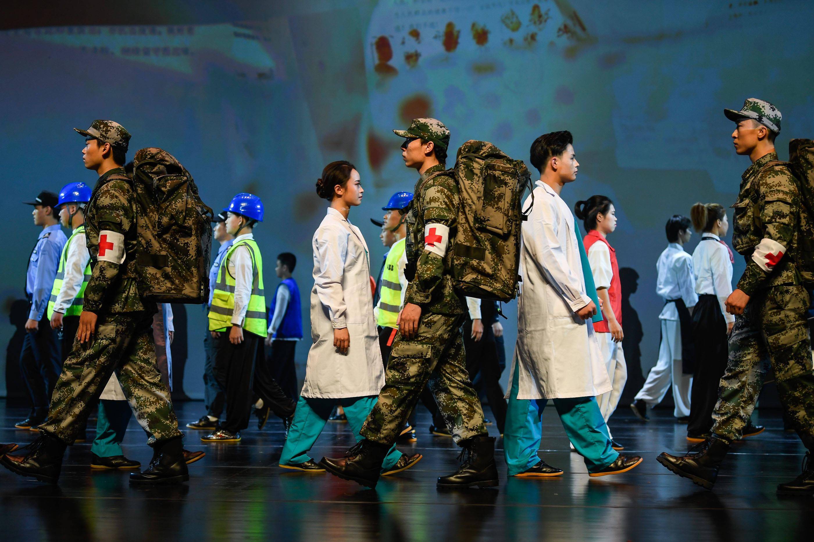 以武术精神致敬抗疫英雄,这场原创舞台剧令人潸然泪下_病毒