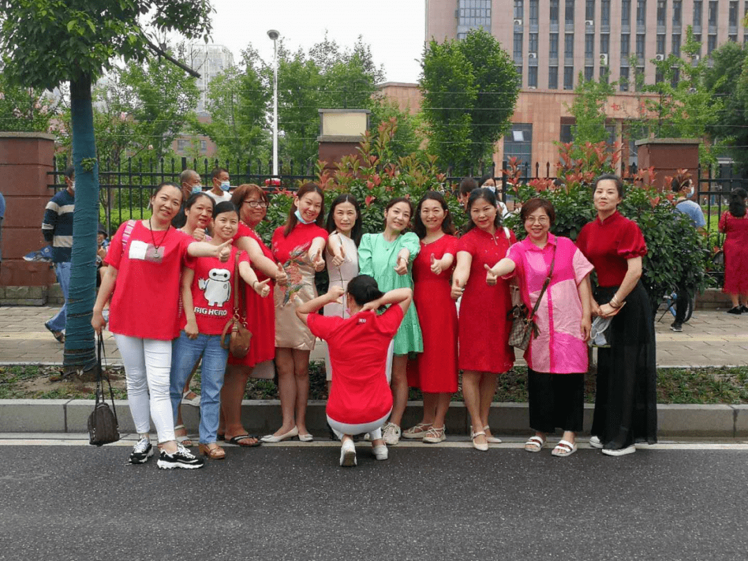 今天沙市中学考场外来了一位特殊的送考家长,她是沙市二中1410班的