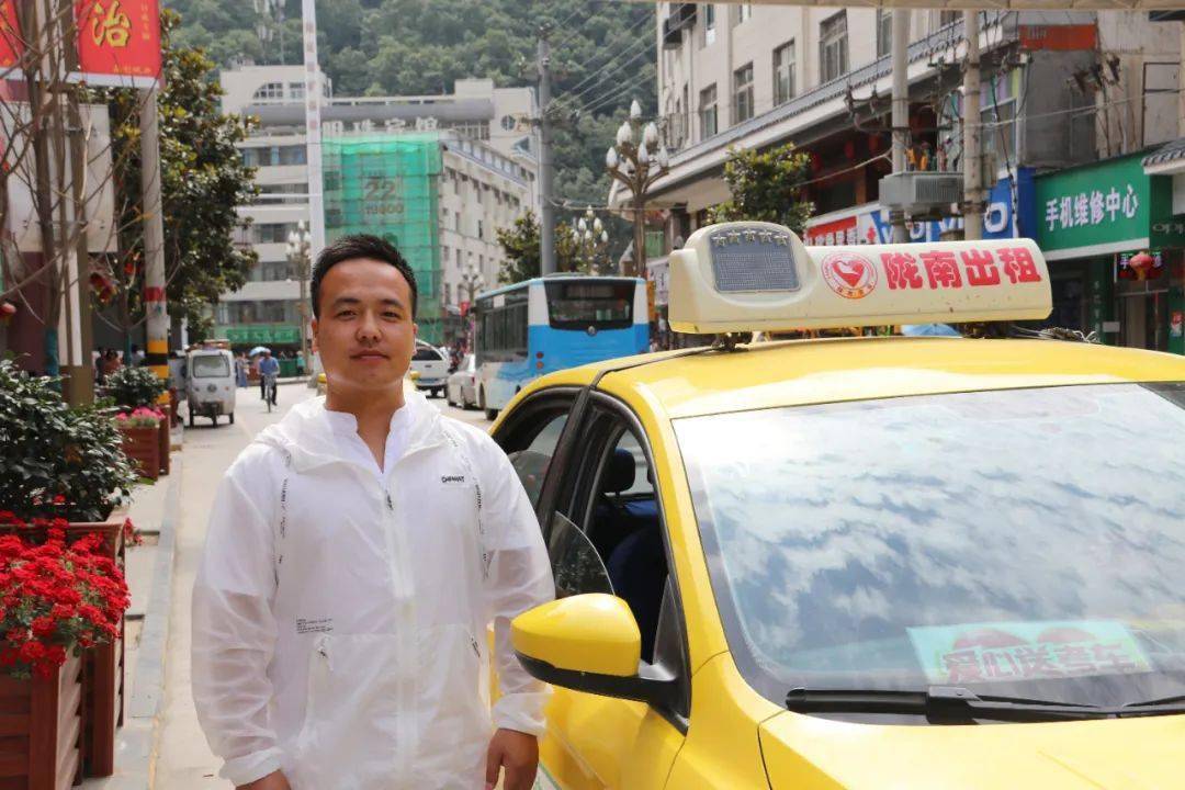 出租车,教练车等有"爱心送考"车贴的爱心送考车辆早已在进入考场的各