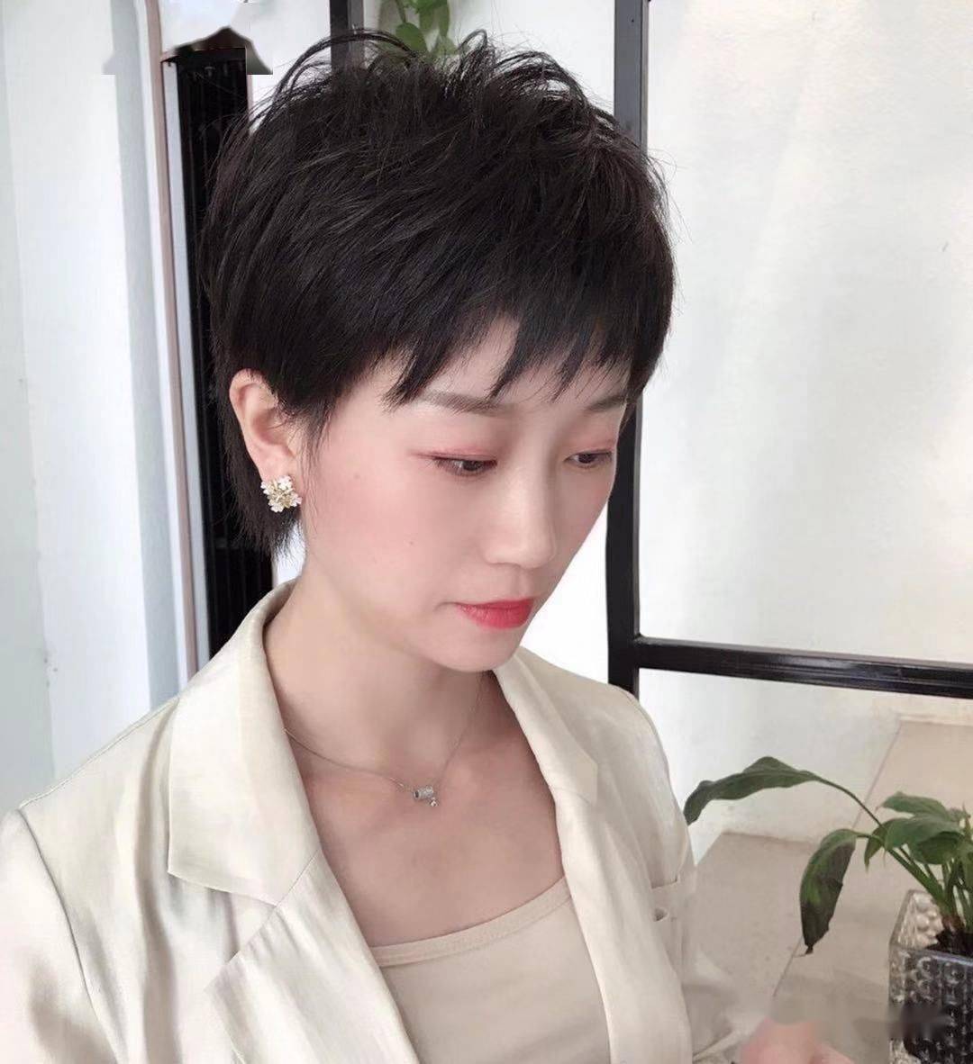 2020流行"露耳超短发"