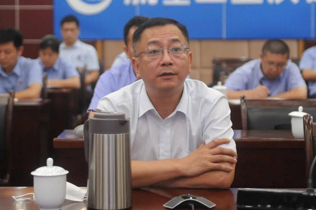领导班子成员出席视频会议,会议由洪都公司党委副书记,总经理张弘主持