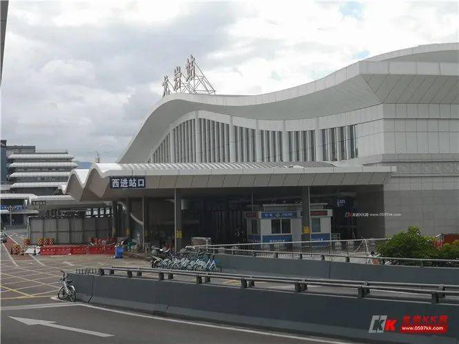 龙岩火车站惠民工程风雨连廊完工啦!从此贴心呵护市民出行