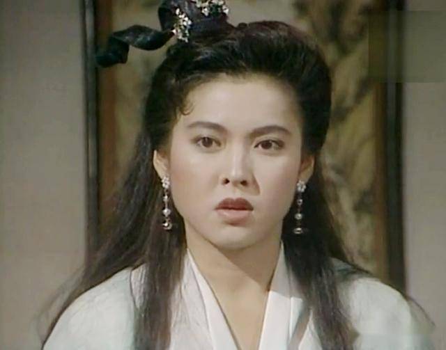 杨宝玲扮演李紫琼,她是峨眉弟子,与大师兄上官警我相爱,只可惜她的好