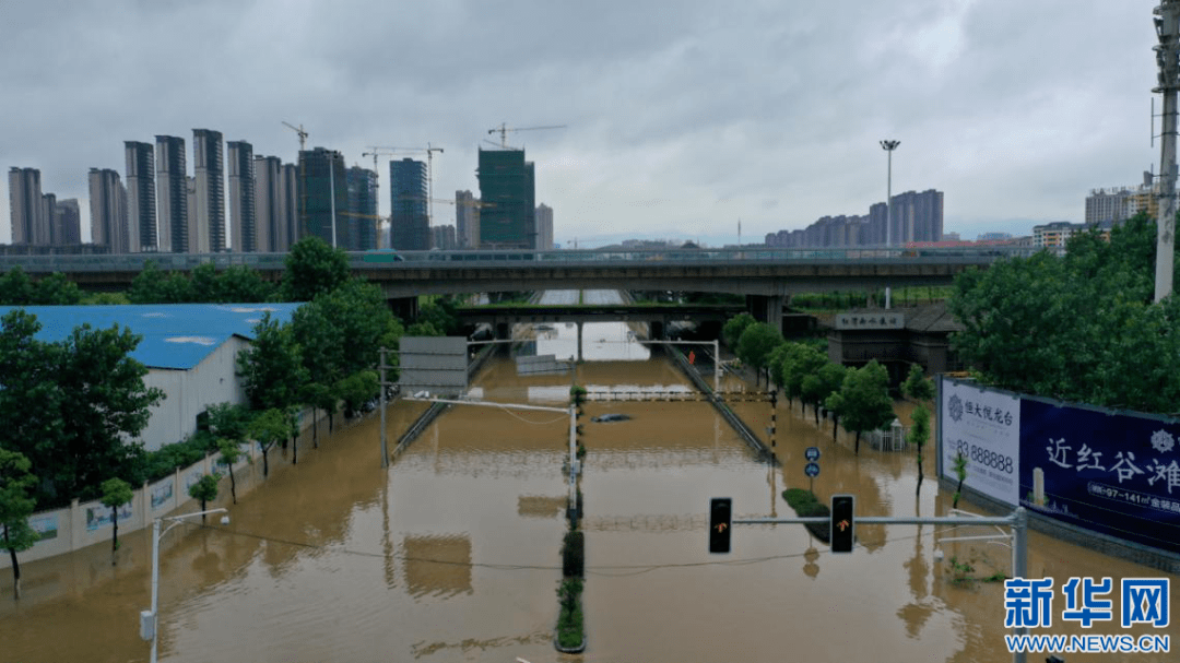 7月8日,南昌市红谷滩区卫东立交桥下路面积水.新华网 杨益民 摄