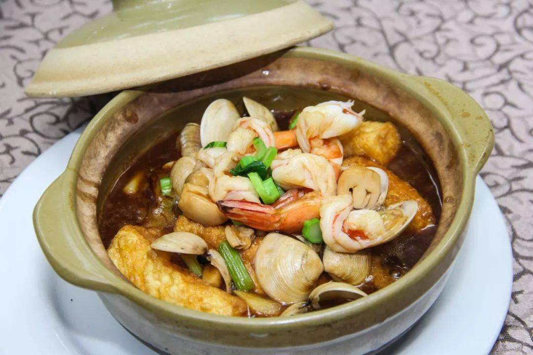 海皇豆腐卖相吸引,白贝鲜虾提鲜豆腐滑溜溜的,嫩滑可口老人小孩都非常