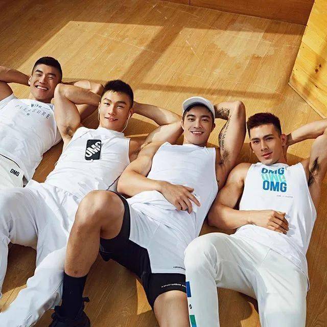 这样的肌肉型男送的花完全无法拒绝~在ins上有大把的迷妹叫他"老公"