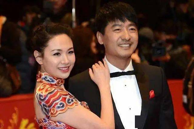 程莉莎和老公同框,穿红色旗袍秀紧致身材,"蚂蚁腰"好抢镜