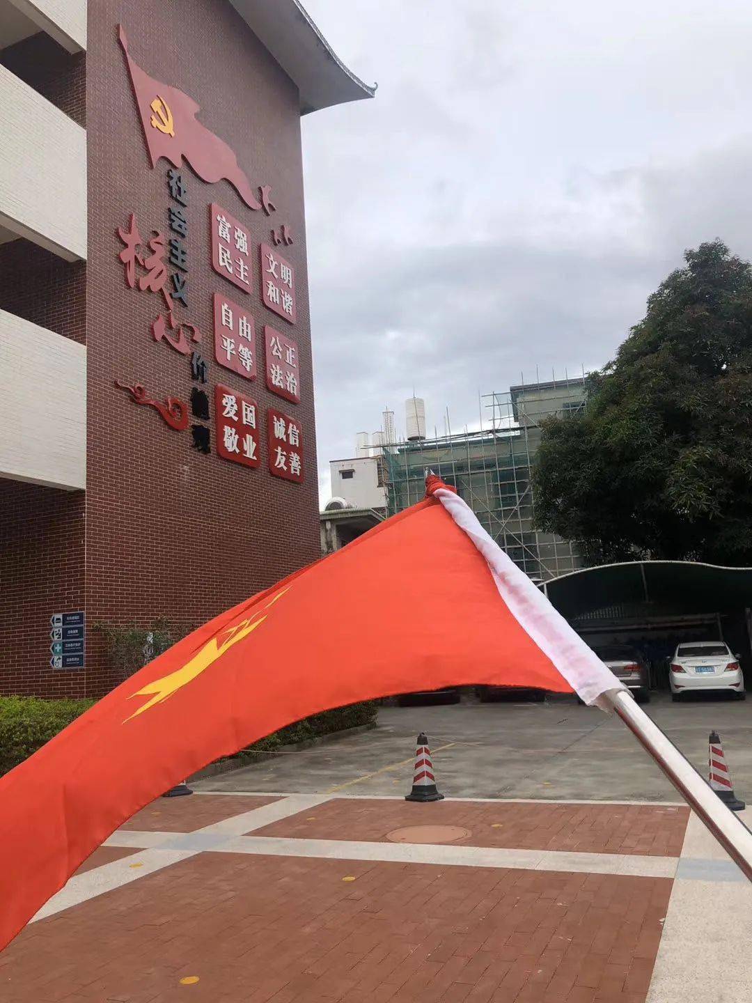 大布小学开展重走红色之路主题党日活动