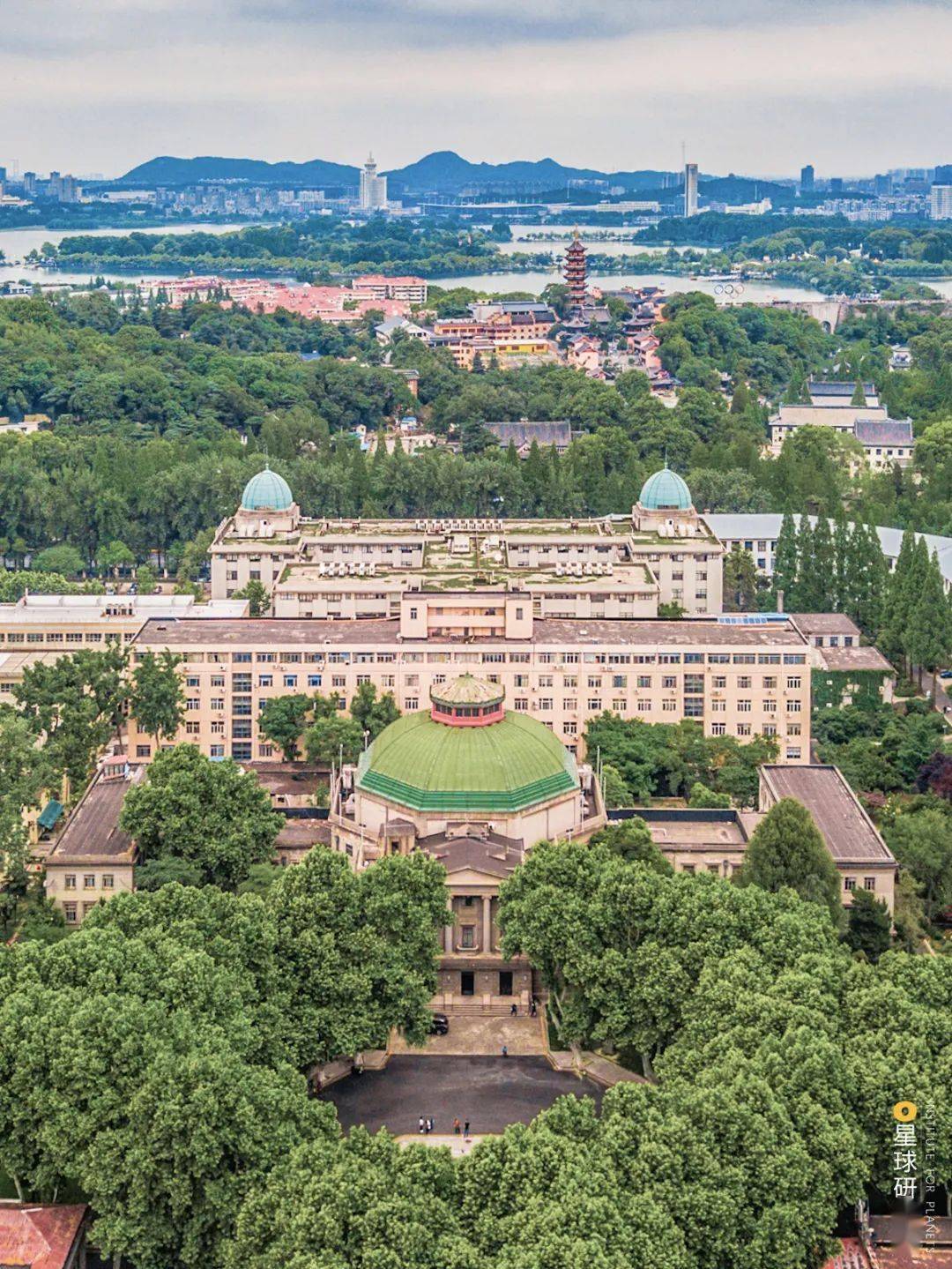 《中国大学教育史》,下图为国立中央大学大礼堂,位于今东南大学四牌楼