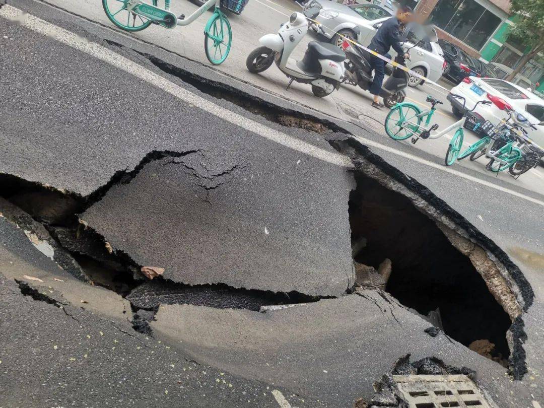 【992 | 突发】昨夜雨后,石家庄市区再现路面塌陷!注意安全!